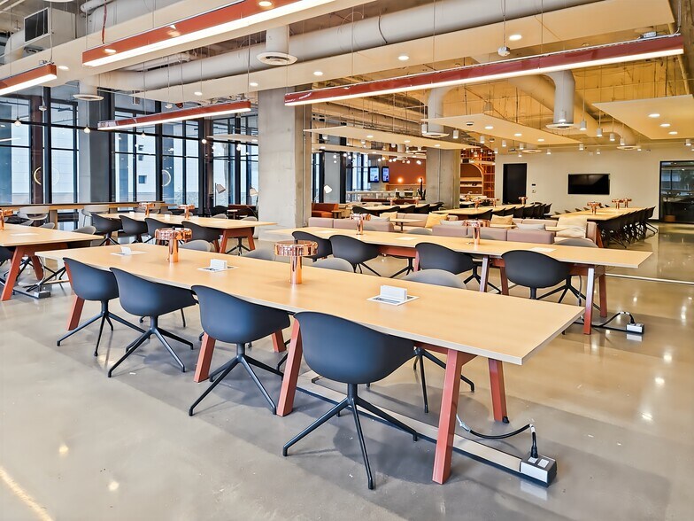 More Photos Of 200 W Monroe St, Phoenix Coworking Space