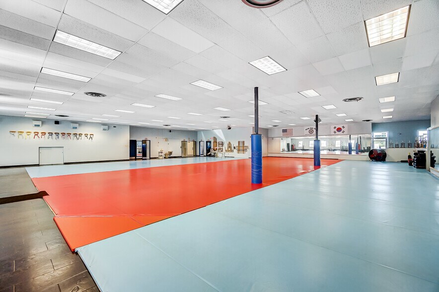 More Photos Of 20 Iron Gate Park Dr, Centerville Storefront Retail Office For Lease