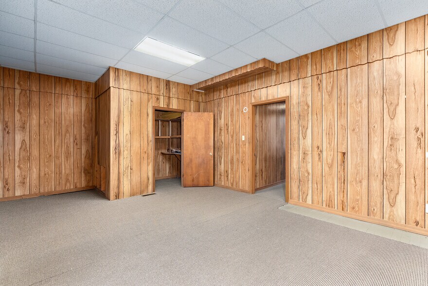 More Photos Of 155 N Broadway Ave, Booneville Storefront For Sale