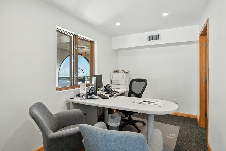 More Photos Of 48 Damon Rd, Northampton Auto Dealership For Lease