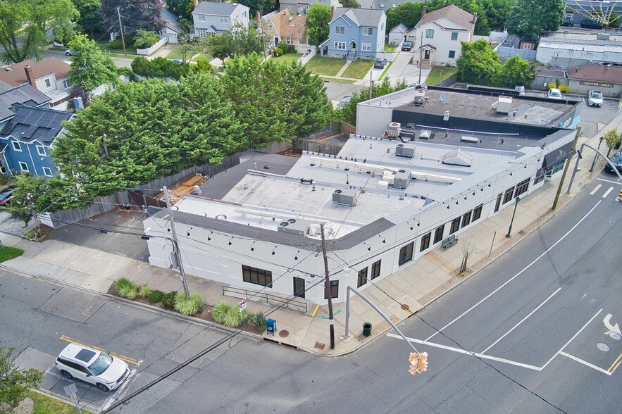 More Photos Of 190-196 Merrick Rd, Merrick Storefront For Lease