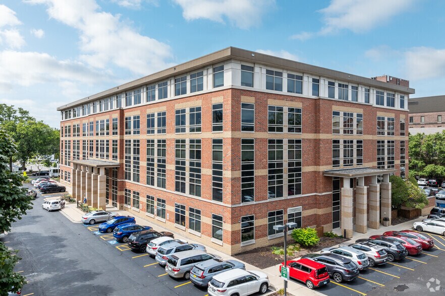 More Photos Of 610 S Maple Ave, Oak Park Office For Sale