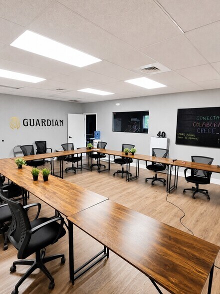 More Photos Of 6211 Edgewater Dr, Orlando Flex For Lease