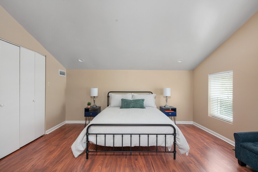 More Photos Of 640-642 W Main St, Lexington Office For Lease