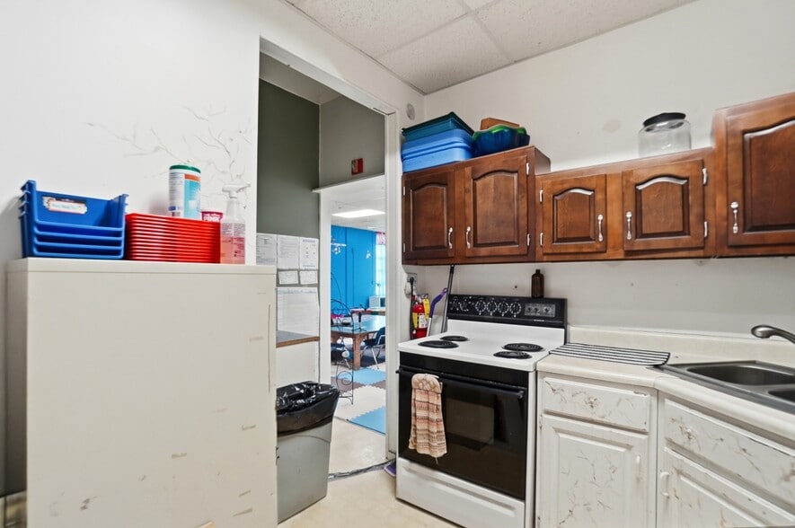 More Photos Of 213 N Broadway St, Spencerville Flex For Sale
