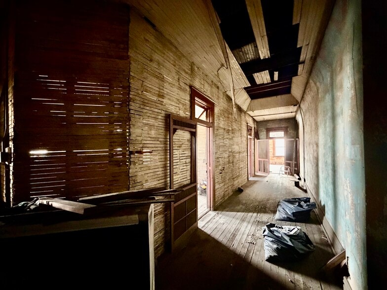 More Photos Of 100 S Main St, Yazoo City Flex For Sale