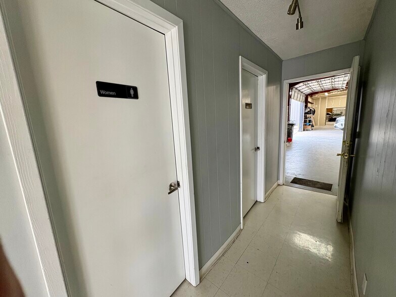 More Photos Of 124 Industrial Dr, Boerne Service For Lease