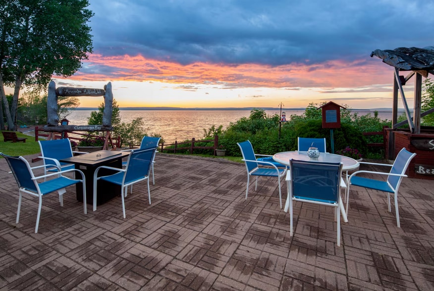 More Photos Of 3009 Lakeshore Dr E, Ashland Hotel For Sale