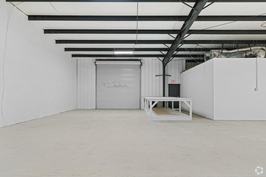 More Photos Of 5707-5709 Gardendale Dr, Houston Unknown For Lease