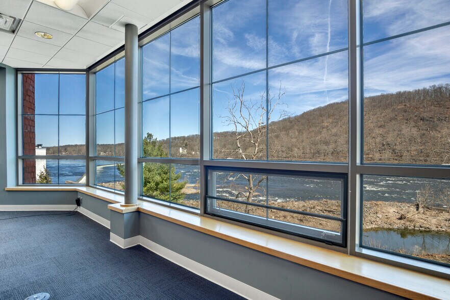 More Photos Of 400 S River Rd, New Hope Office For Sale