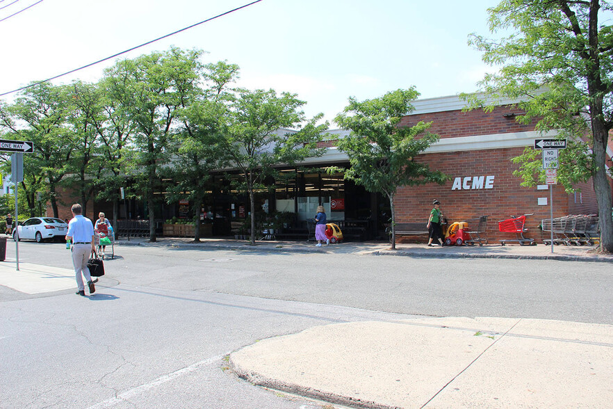 Primary Photo Of 12-14 Cedar St, Bronxville Supermarket For Sale