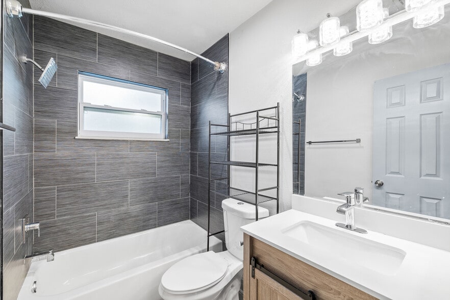 More Photos Of 7919 Lakeshore Dr, Tampa Multifamily For Sale