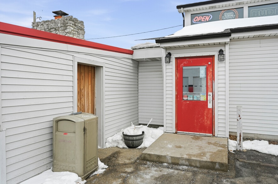 Primary Photo Of 3823 N Broadway Ave, Muncie Bar For Sale