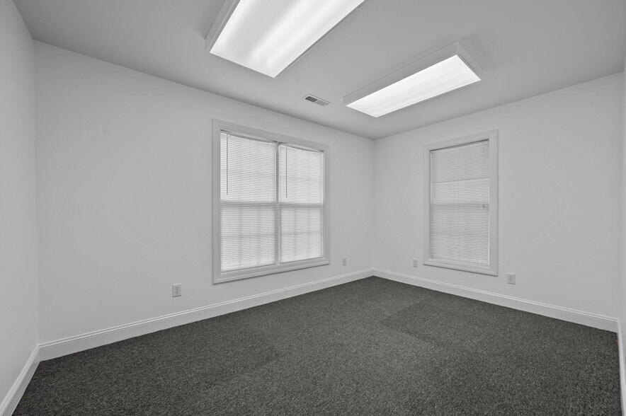 More Photos Of 125 Oakmont Dr, Greenville Office For Sale