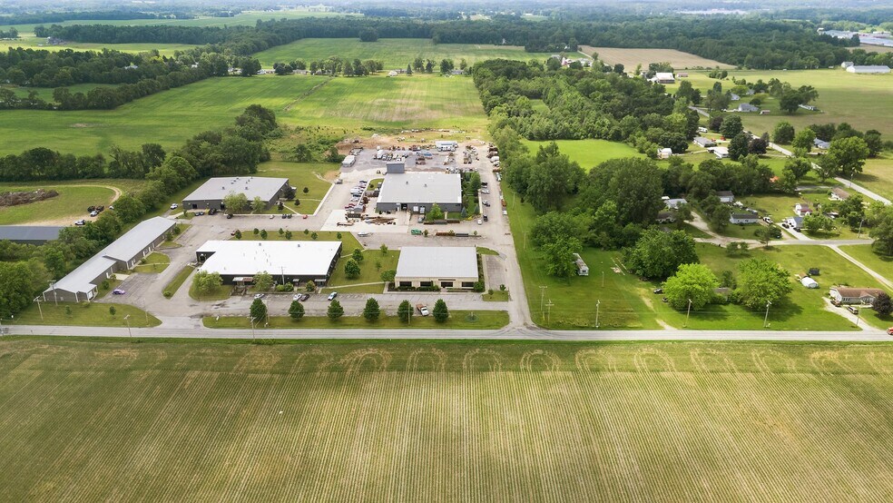 More Photos Of 8645 E Backwater Rd, North Webster Showroom For Lease