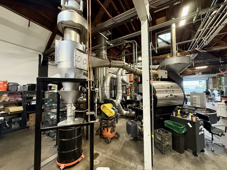 More Photos Of 3098 E 10th St, Oakland Manufacturing For Lease