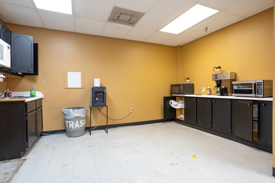 More Photos Of 942 W Park Dr, Selma Warehouse For Sale