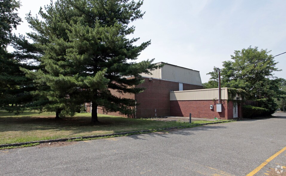 More Photos Of 5 Lexington Ave, East Brunswick Warehouse For Lease