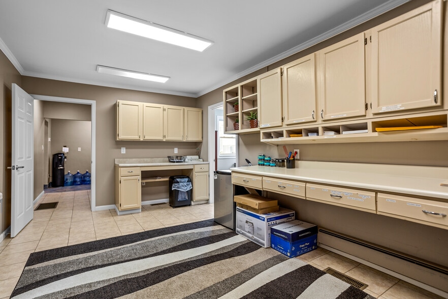 More Photos Of 218 Oak St, Grove City Office For Lease