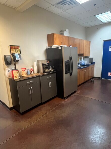 More Photos Of 3225 Melcat Dr, Oklahoma City Manufacturing For Sale