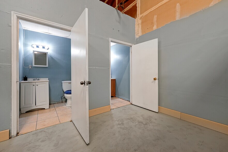 More Photos Of 11435 Rocket Blvd, Orlando Warehouse For Lease