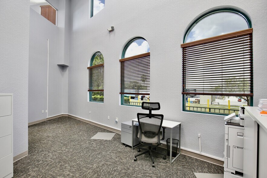 More Photos Of 6881 Kingspointe Pky, Orlando Flex For Lease