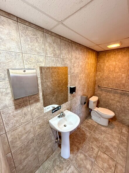 More Photos Of 903 15th St, Ozona General Retail For Sale
