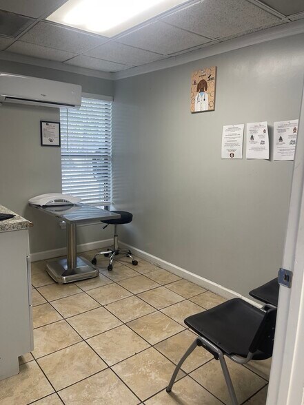 More Photos Of 737 W Oak Ridge Rd, Orlando Office For Lease