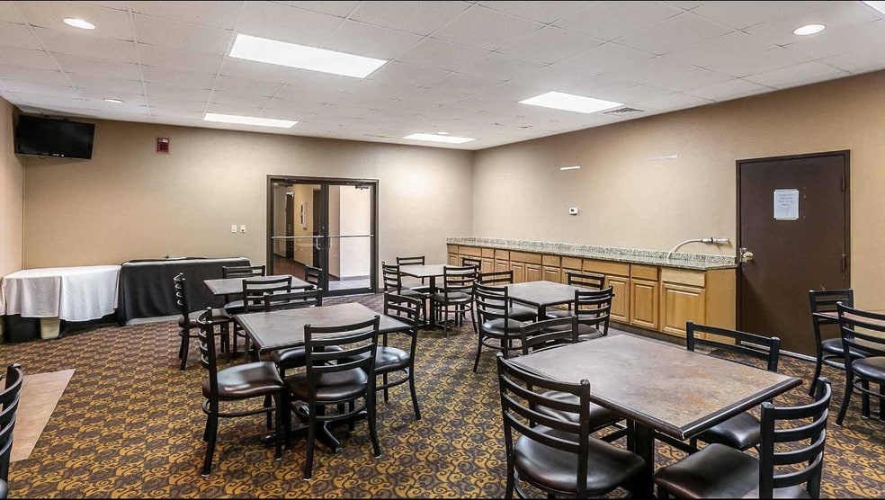 More Photos Of 11 Des Moines Ave, South Hutchinson Hotel For Sale