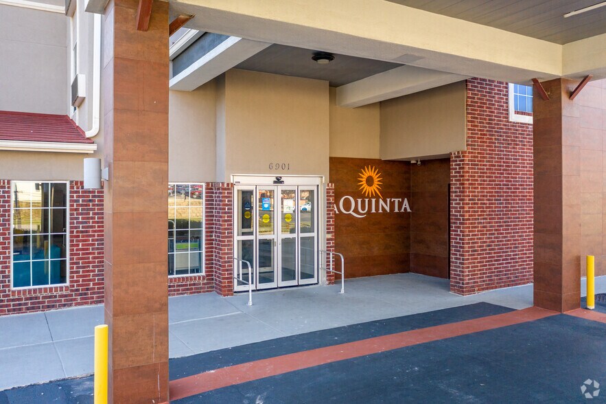 More Photos Of 6901 NW 83rd St, Kansas City Hotel For Sale