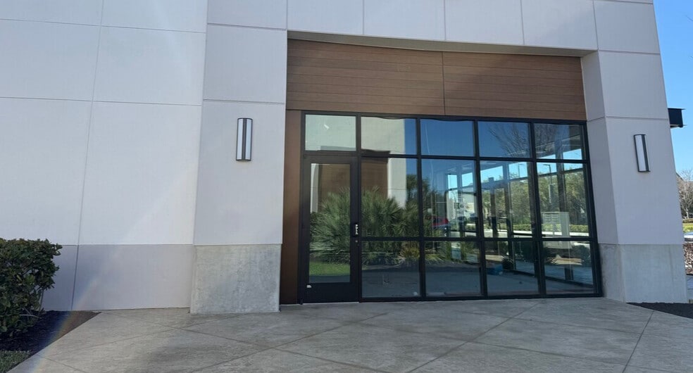 More Photos Of 5628 Circa Fishhawk Blvd, Lithia General Retail For Lease