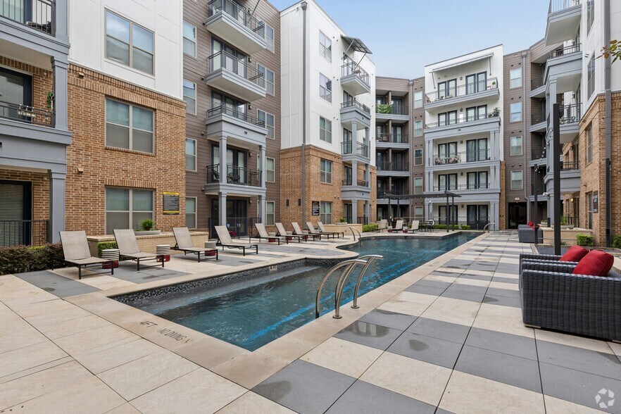 More Photos Of 101-111 W Davis St, Dallas Apartments For Lease