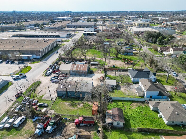 More Photos Of 215 Bennington St, Houston Warehouse For Sale