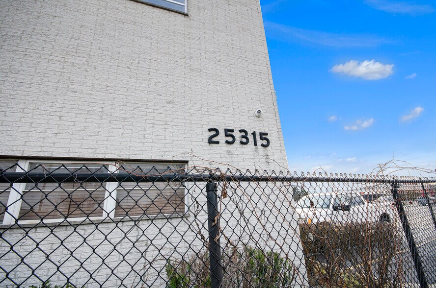 More Photos Of 25315 Kean St, Dearborn Industrial For Lease