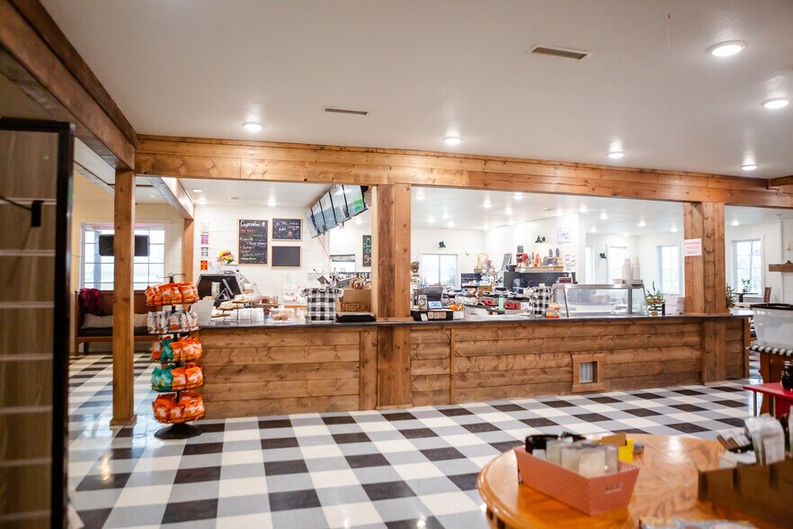 More Photos Of 2015 N Missouri St, Macon Restaurant For Sale