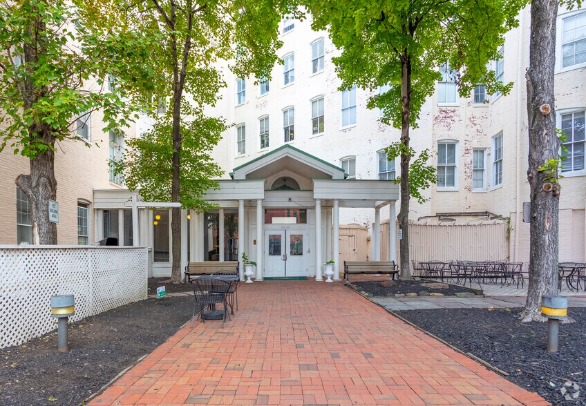 More Photos Of 900 Cathedral St, Baltimore Apartments For Lease