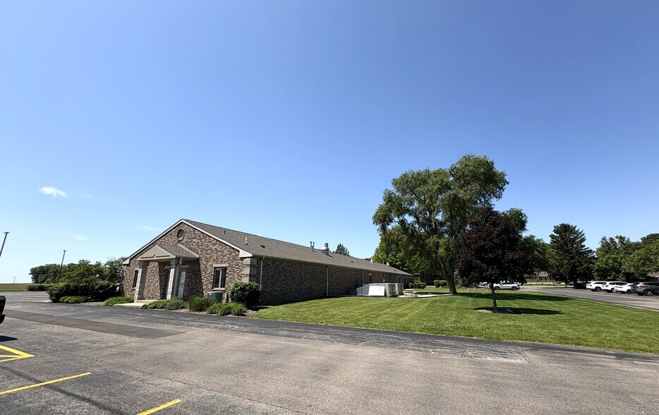 More Photos Of 1 E County Line Rd, Sandwich Medical For Lease