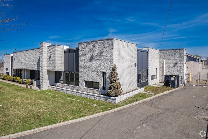 More Photos Of 355 Crooked Hill Rd, Brentwood Manufacturing For Sale