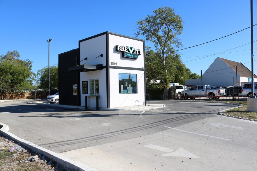 More Photos Of 1019 SW Military Dr, San Antonio General Retail For Sale