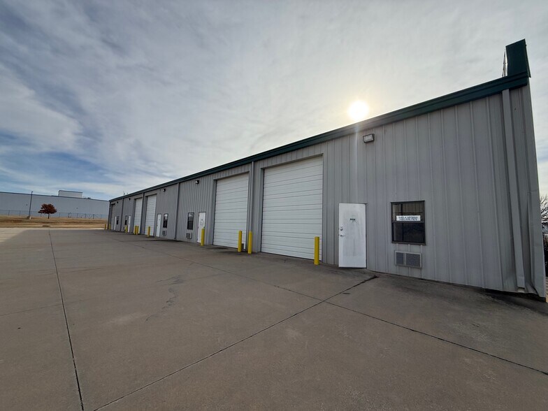 More Photos Of 3509-3517 MacDonnell Dr, Norman Service For Lease