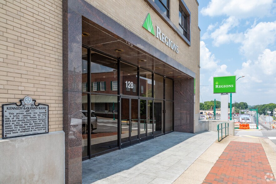 More Photos Of 128 N 2nd St, Clarksville Office For Lease