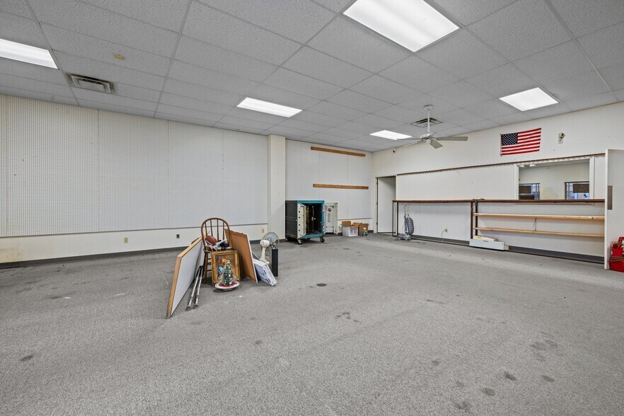 More Photos Of 2103 S Thompson St, Springdale Freestanding For Sale