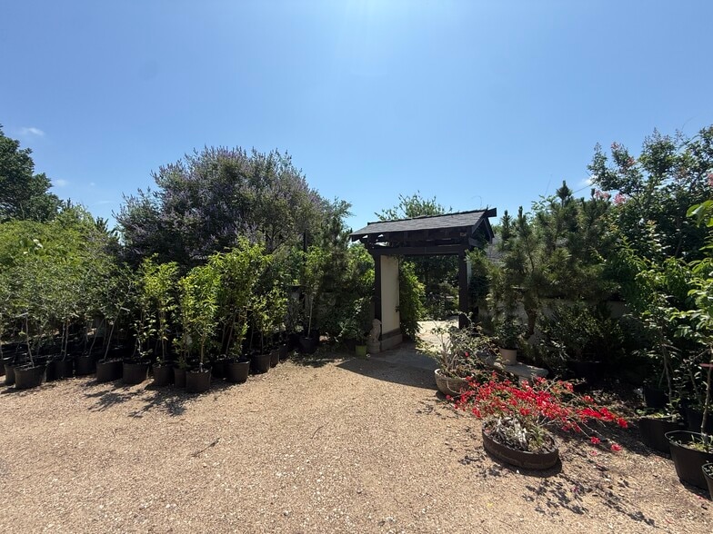 More Photos Of 4022 Broadway Blvd, Garland Freestanding For Sale