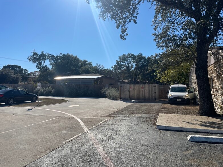 More Photos Of 1515 N Walnut Ave, New Braunfels Freestanding For Lease