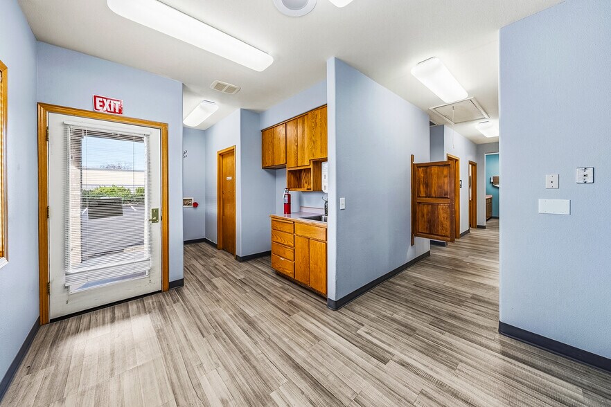 More Photos Of 925 Town Centre Dr, Medford Medical For Lease