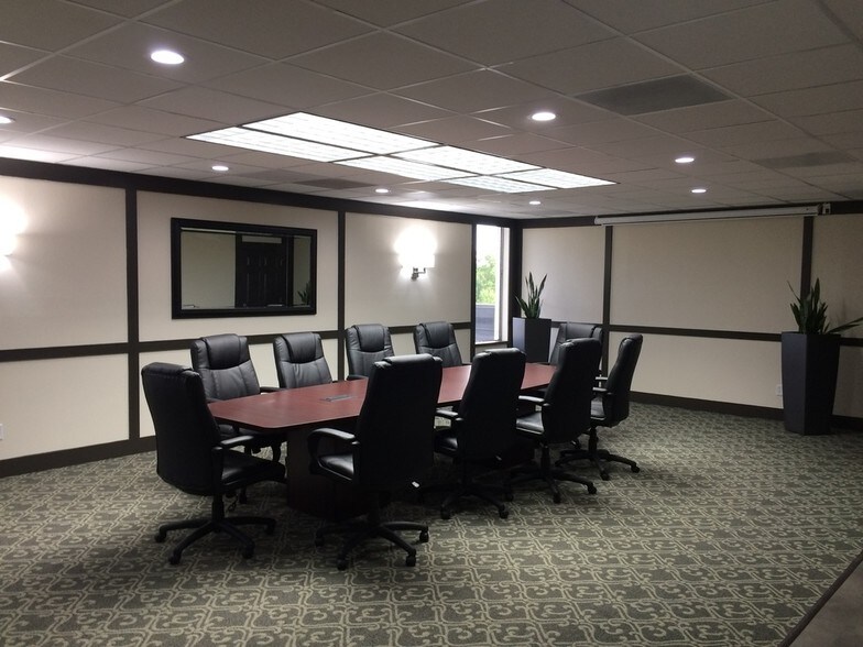 More Photos Of 2425 US Highway 41 N, Evansville Office For Lease