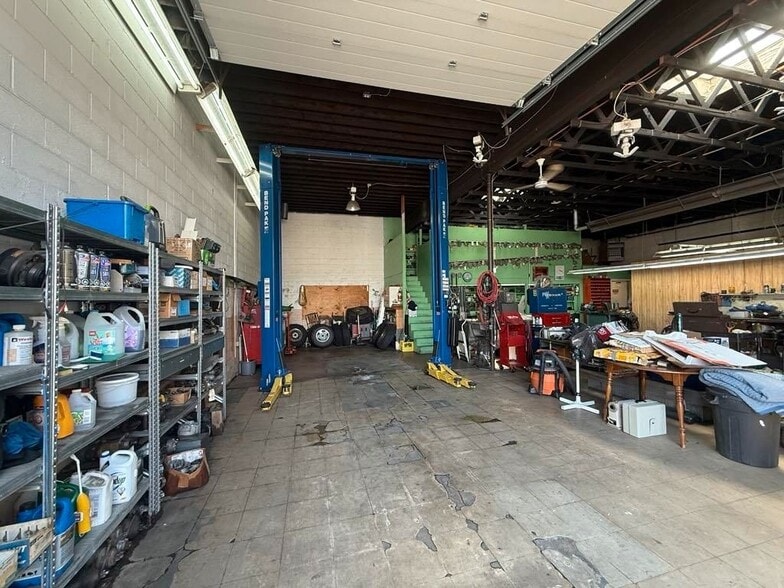 More Photos Of 45940 Railway Ave, Chilliwack Auto Repair For Sale