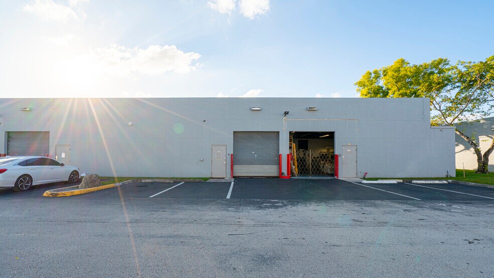 More Photos Of 1701-1923 NW 82nd Ave, Miami Flex For Lease