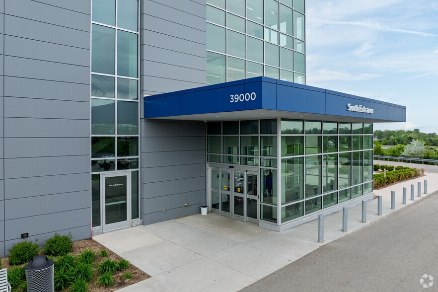 More Photos Of 39000 W Seven Mile Rd, Livonia Medical For Lease