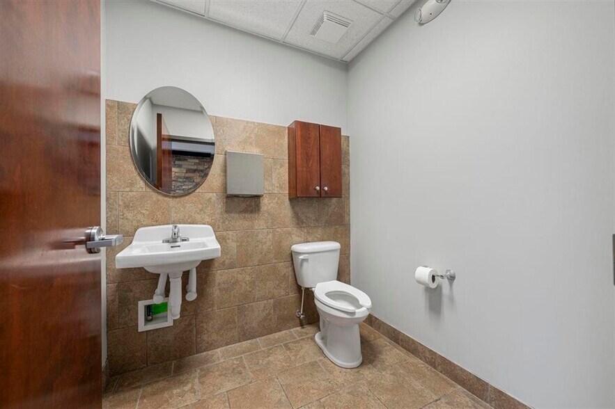 More Photos Of 728 College St, Bowling Green Office For Sale